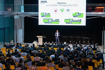 Mit rund 300 Kunden und Partnern hat ENGEL sein neues Packaging Center eingeweiht