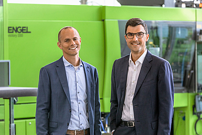 Reto Zürcher, CEO von HB-Therm, (links) und Dr. Stefan Engleder, CEO von ENGEL, freuen sich über ihre erfolgreiche Zusammenarbeit © ENGEL