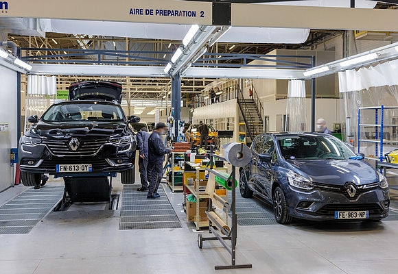 Im französischen Werk Flins betreibt die Renault Group die Refactory, in der gebrauchte Fahrzeuge in industriellem Maßstab wiederaufbereitet werden. © Renault Communications