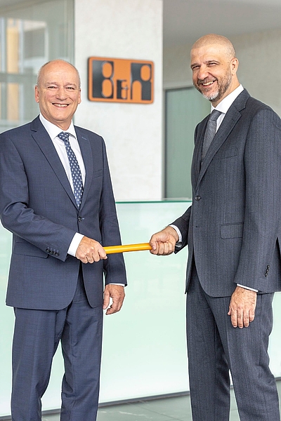 Peter Gucher (links) geht nach 34 Jahren bei B&R in den wohlverdienten Ruhestand und übergibt seine Position als Ver-triebs-Geschäftsführer an Luca Galluzzi. © B&R