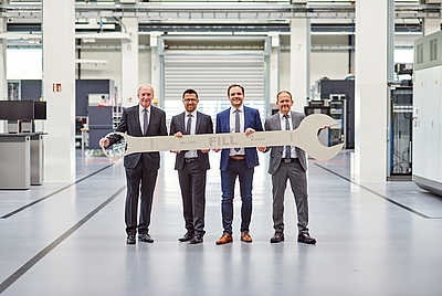Symbolische Übergabe der Geschäftsführung: Andreas Fill (CEO), Alois Wiesinger (CTO), Günter Redhammer (COO), GF Wolfgang Rathner (von rechts) © Fill Maschinenbau