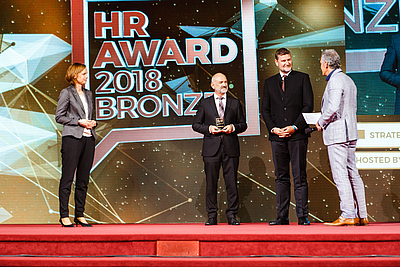 4 Personen stehend auf der Bühne vom HR Award in Wien