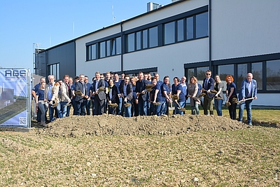 Am 25. März erfolgte der Spatenstich für den rund 1.000 m2 großen Zubau der AGS-Engineering GmbH in Aurolzmünster. © ags engineering