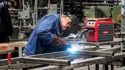 Einzelteile werden zu fertigen Türzargen aus Stahl zusammengeschweißt. © Fronius International GmbH