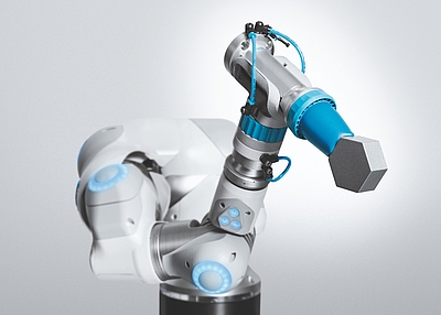 BionicCobot mit Adaptivgreifer DHEF © Festo