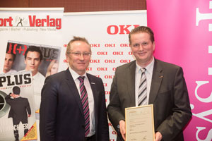 Dr. Bernhard Freudenthaler (rechts) mit dem E-Award für das Katastrophenschutzsystem INDCO.